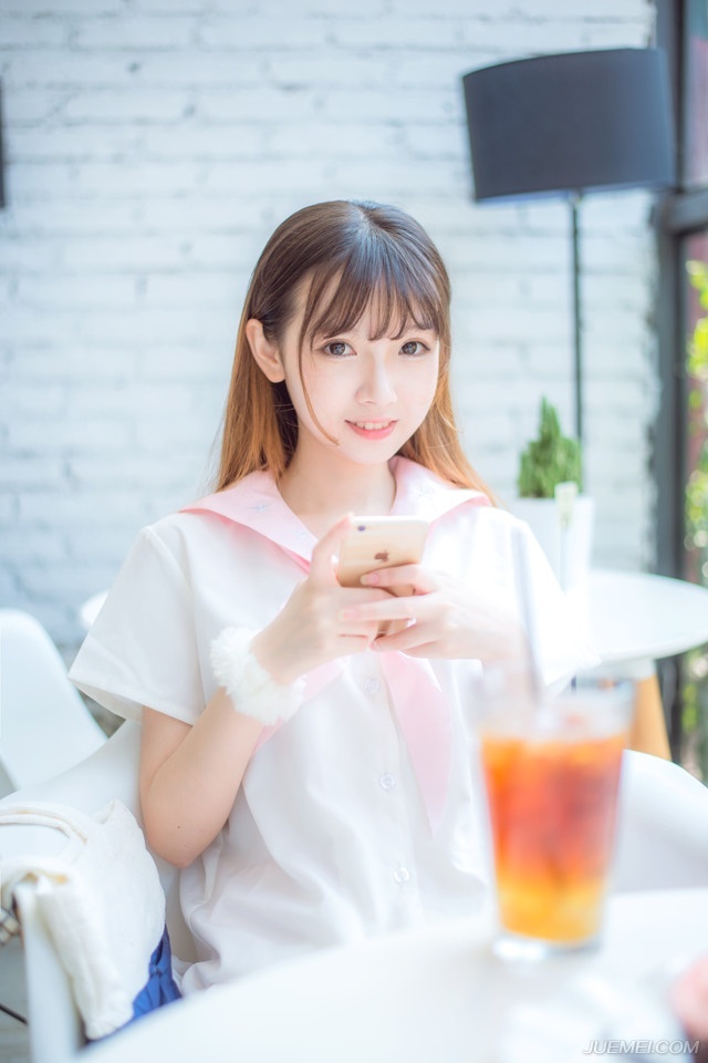“拭目以待吧。”庞统微笑道，随后看向众人道：“却不知张任如今何在？”
